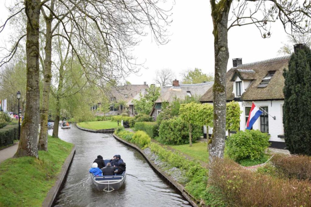 O charme do vilarejo sem carros na Holanda: um guia para Giethoorn O charme do vilarejo sem carros na Holanda: um guia para Giethoorn